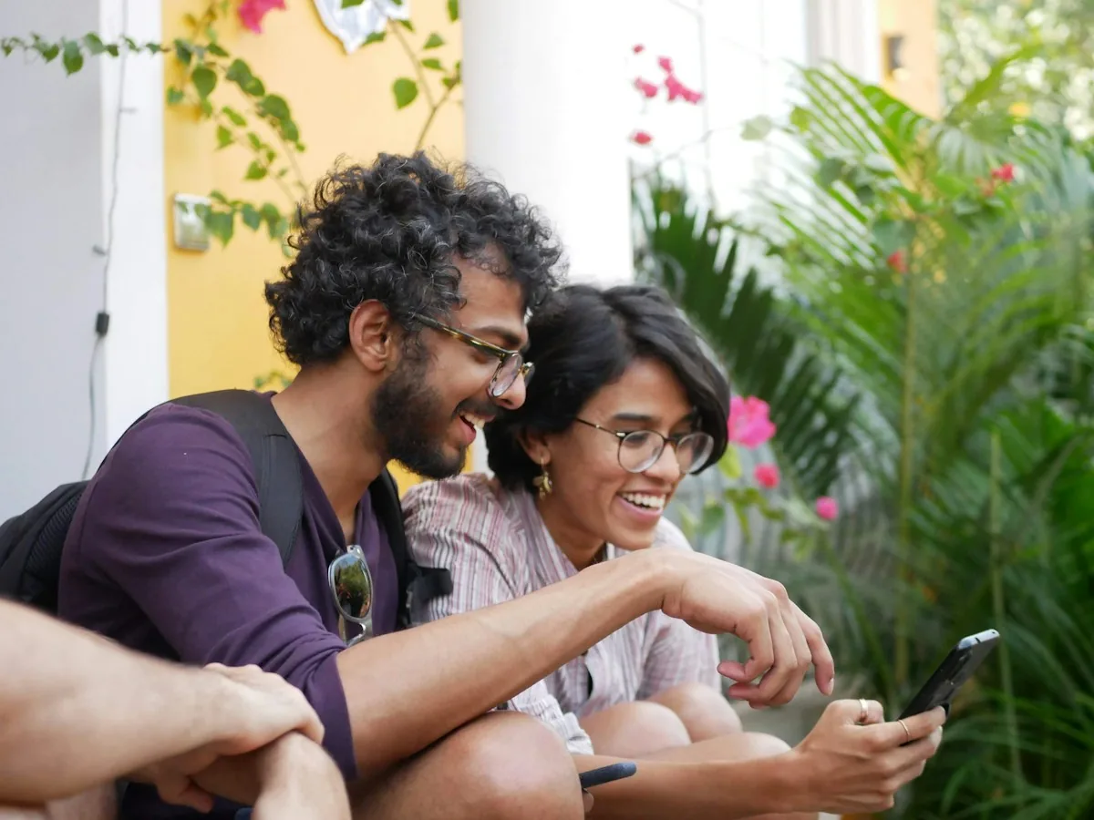 Dos colegas mirando una app de salud en un teléfono